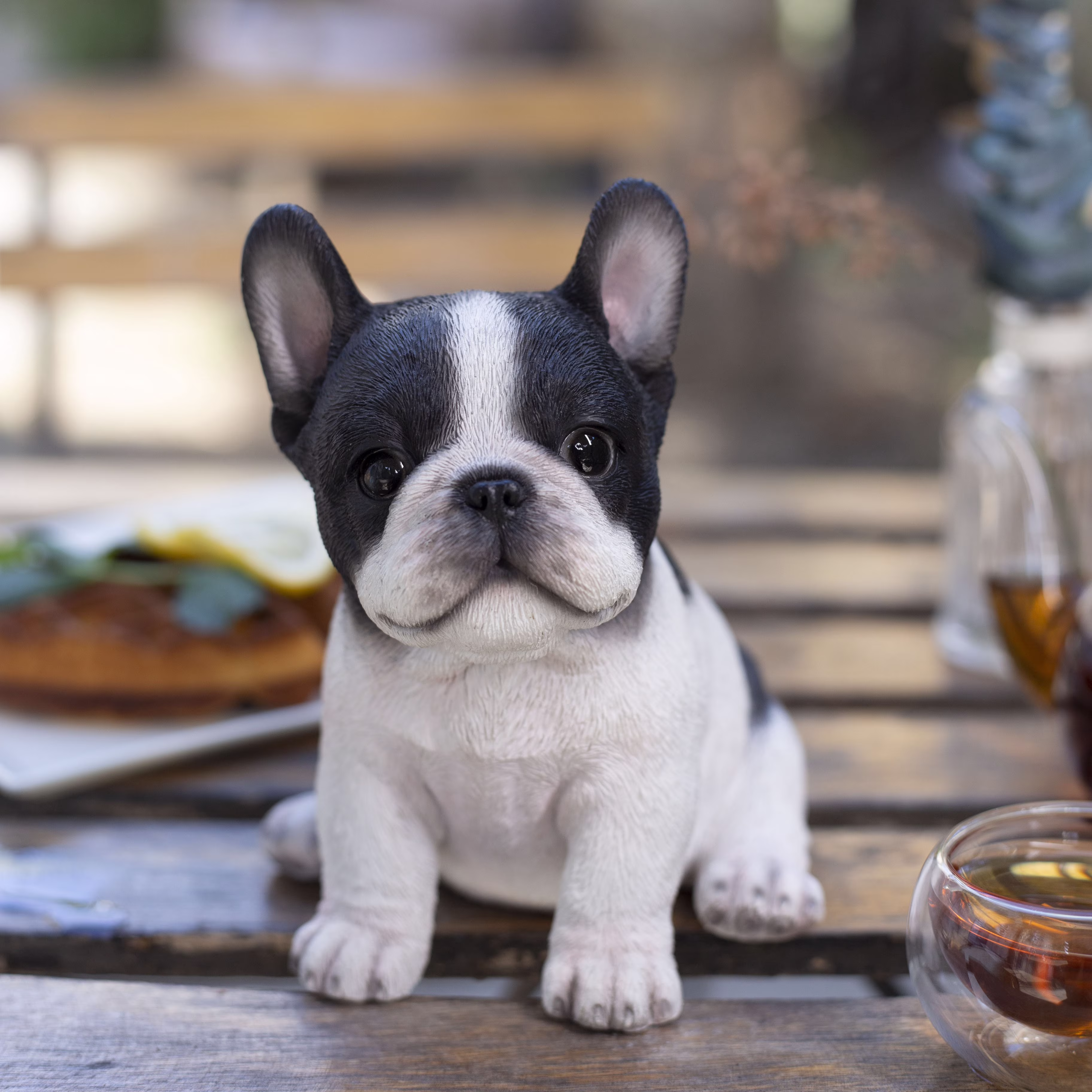 SOREAL Figura Decorativa de Cachorro de Bulldog Francés Blanco y Negro para Decoración Del Hogar y Jardín, Estatua de Perro de Poliresina, Diseño Realista Resistente a la Intemperie Decoración Interior/exterior